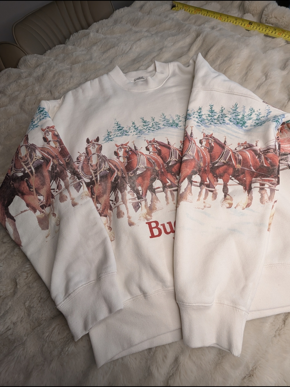 Abercrombie & Fitch Oversized Budweiser Clydesdale Holiday Graphic - Picture 14 of 16